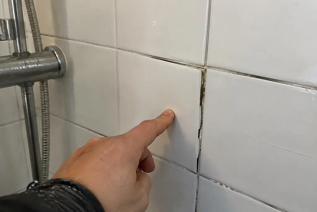 Lekdetectie Rijnsburg – losse, holle badkamertegels door een lekkage