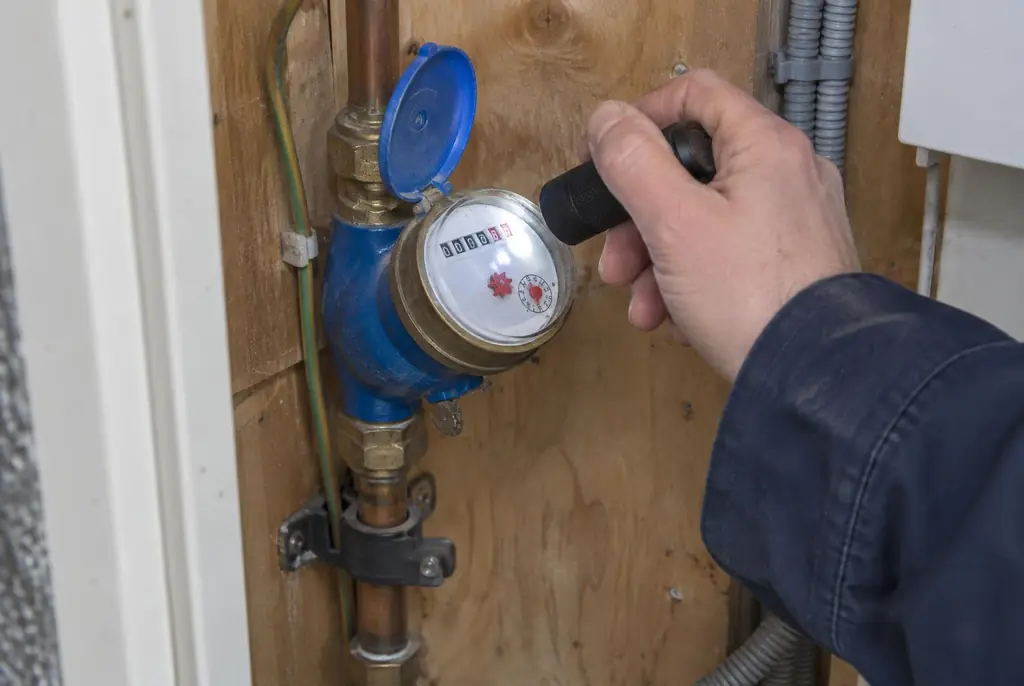 Lekdetectie Rijnsburg – watermeter in de meterkast controleren met een zaklamp